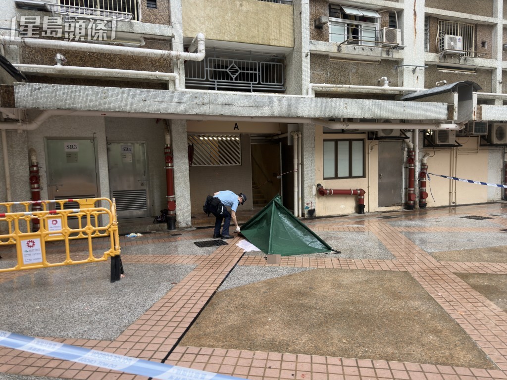 警員用帳篷遮蔽遺體。梁國峰攝 警員用帳篷遮蔽遺體。梁國峰攝