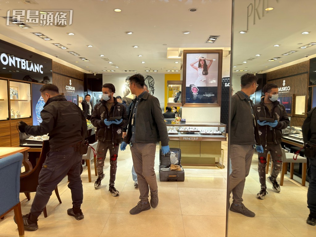 警員在舖內掃指模取證。