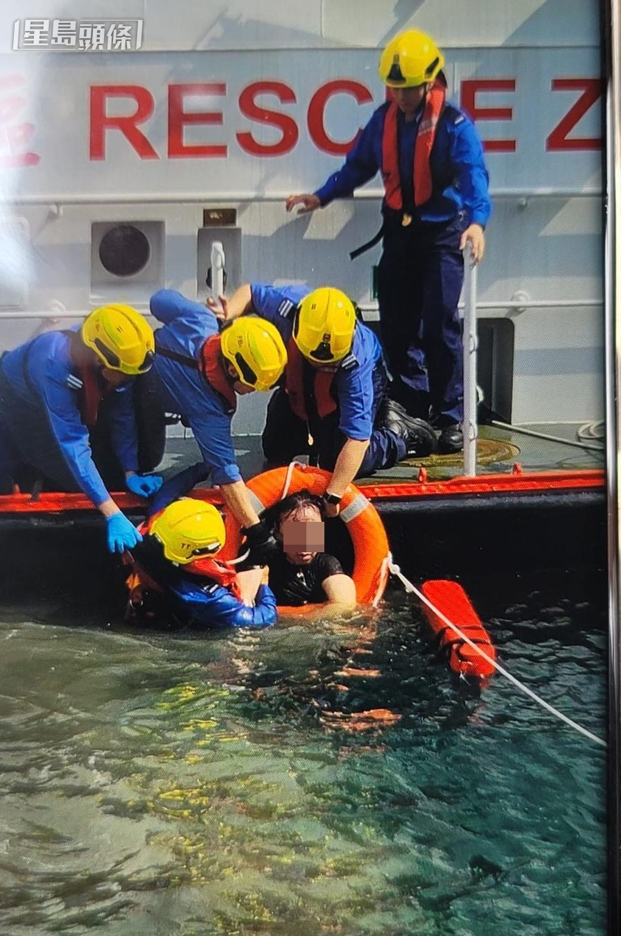 堕海男子由消防员救起送院。读者提供图片 堕海男子由消防员救起送院。读者提供图片