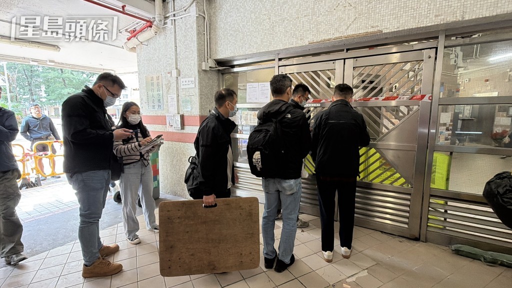 重案組探員帶同板車上樓。