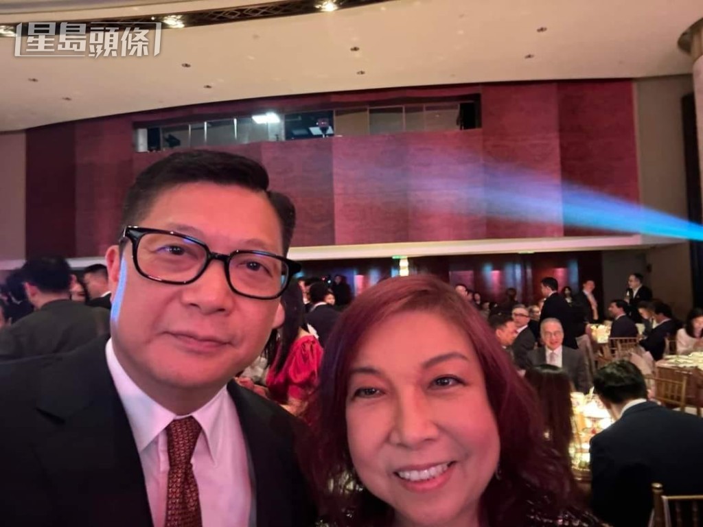 伍燕梅(右)與保安局局長鄧炳強(左)自拍留念。