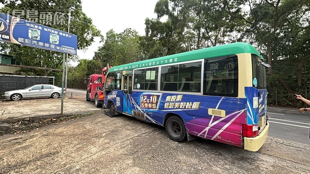 小巴由拖車拖走。楊偉亨攝 小巴由拖車拖走。楊偉亨攝