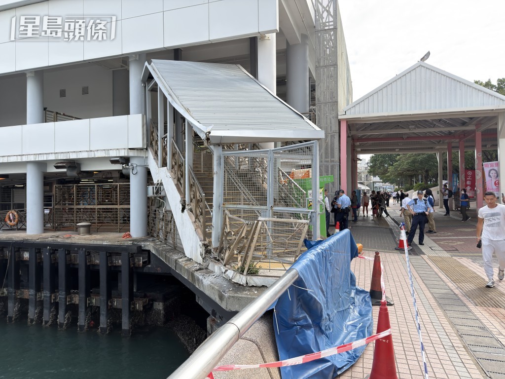 碼頭鐵欄被撞毀。