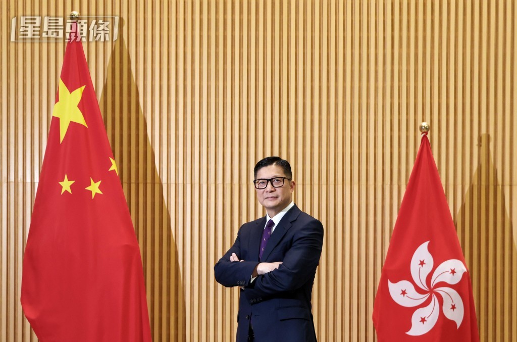 保安局局长邓炳强表示，香港目前仍存在「软对抗」等的四大国安风险。何家豪摄