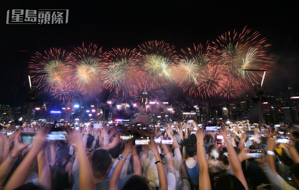 國慶煙花匯演今晚維港上空綻放。