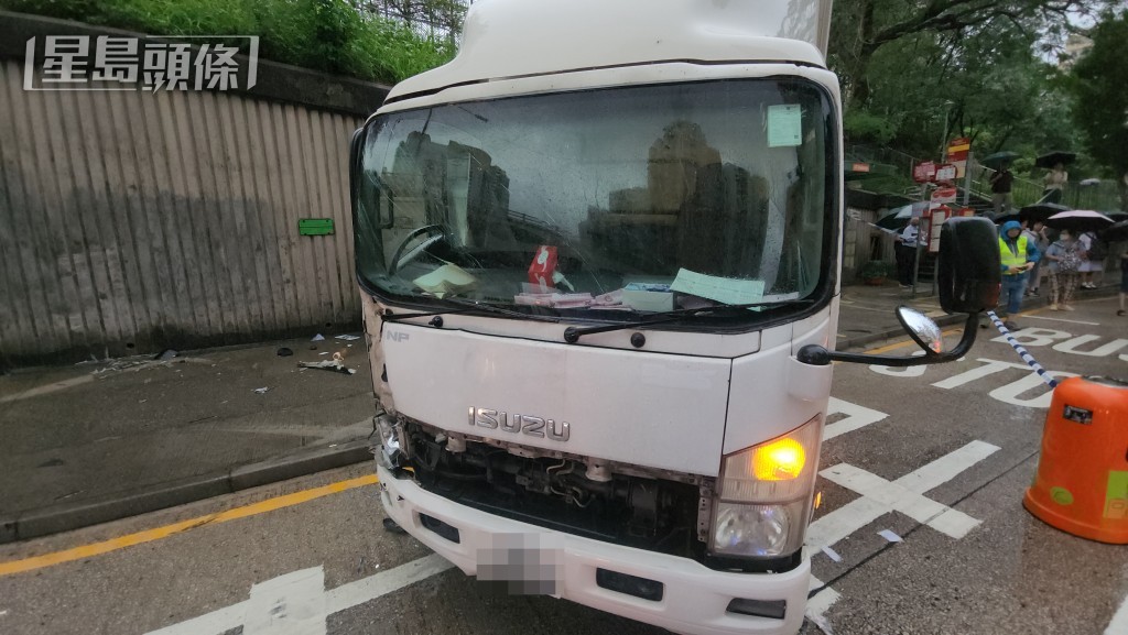 貨車損毀,司機不顧而去。 貨車損毀,司機不顧而去。