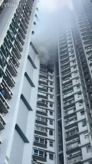單位起火冒出燶煙。讀者提供影片截圖