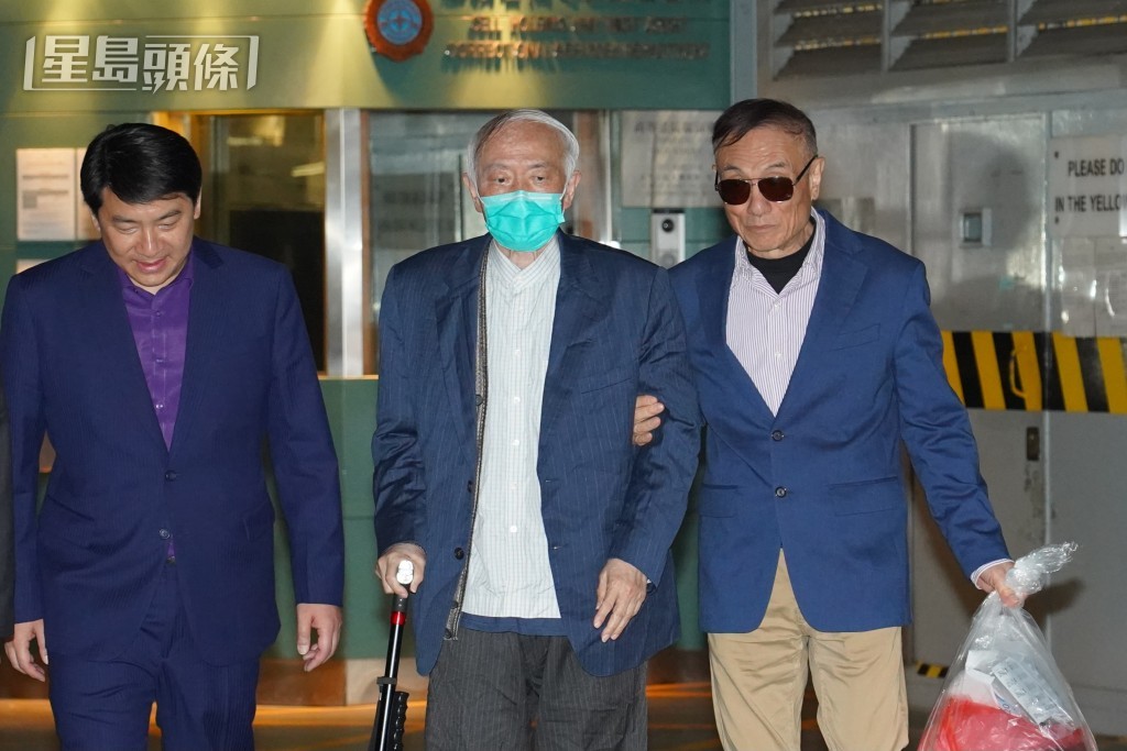 剛走出羈留室的詹培忠需人攙扶。