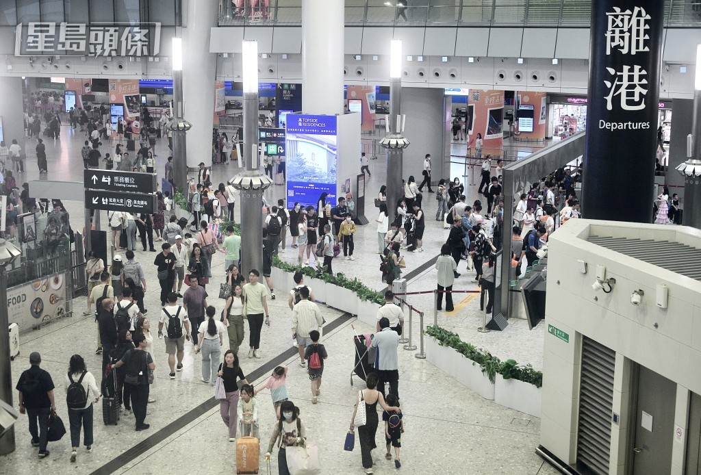 不少旅客今日结束行程返回内地，西九高铁站离港大堂人流不息。陈浩元摄