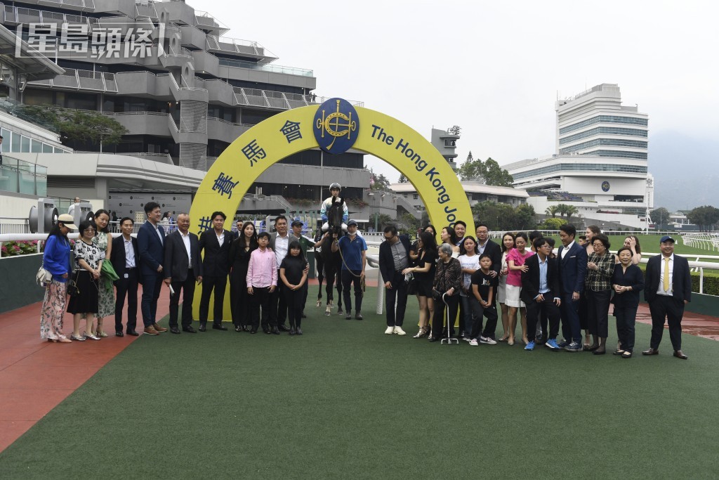 前澳門馬「壯志凌雲」來港後易主，現時馬主是巨款團體，同主馬是同由伍鵬志訓練的「手到再來」(圖) 。