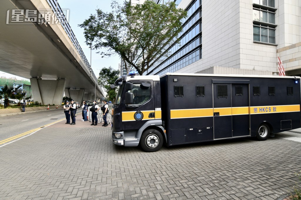 散庭後黎智英由囚車送走。盧江球攝 散庭後黎智英由囚車送走。盧江球攝