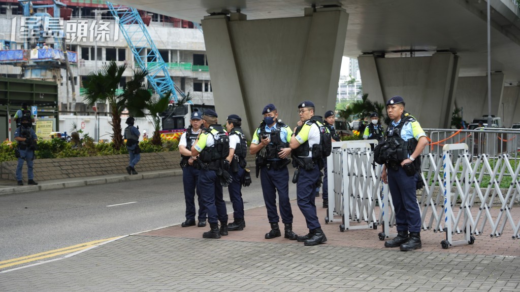警方法院外戒备。