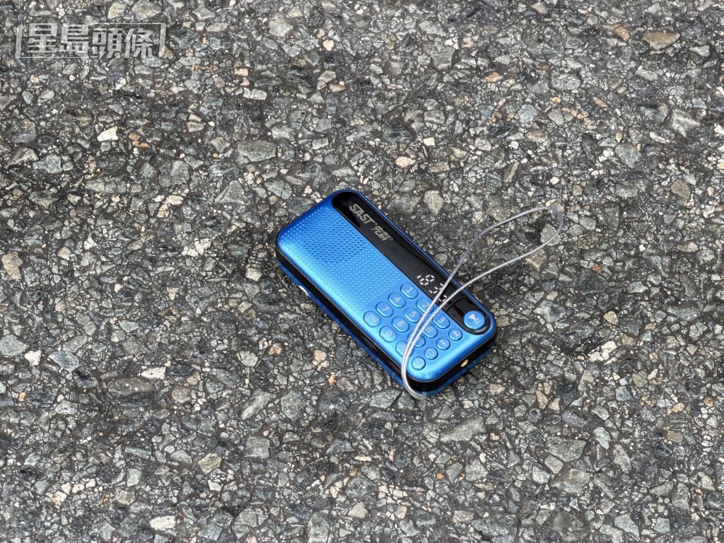 地上遺留一部收音機。