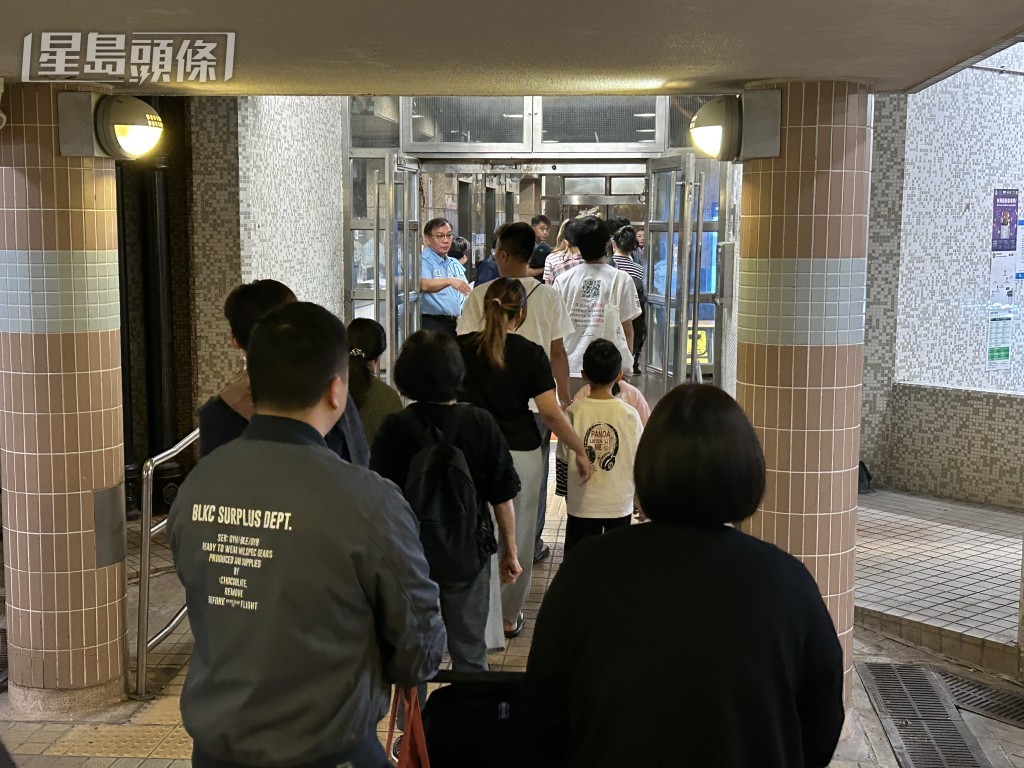 居民進入大廈需要登記身份。 居民進入大廈需要登記身份。