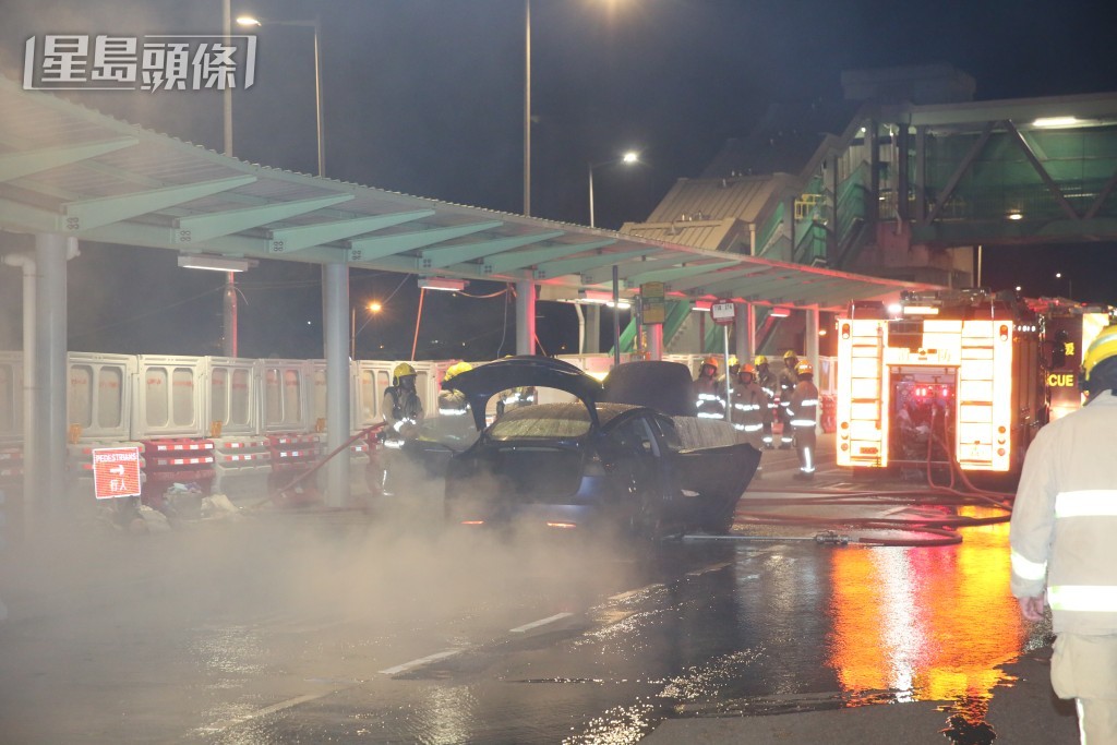 粉嶺公路Tesla電動車冒煙起火。