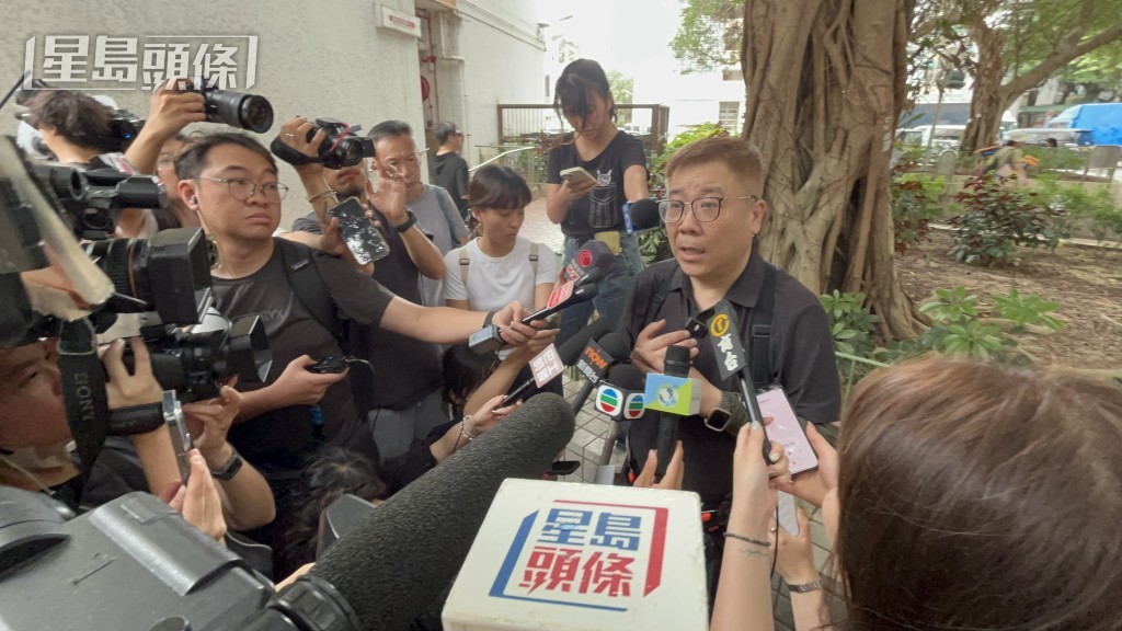 譚先生上樓取走2個夾萬和部分金器等。楊偉亨攝 譚先生上樓取走2個夾萬和部分金器等。楊偉亨攝