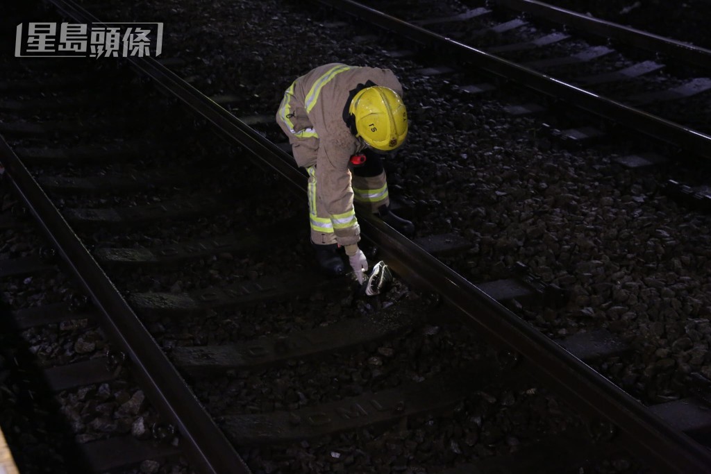 消防員在路軌上仔細檢查。黎志偉攝 消防員在路軌上仔細檢查。黎志偉攝