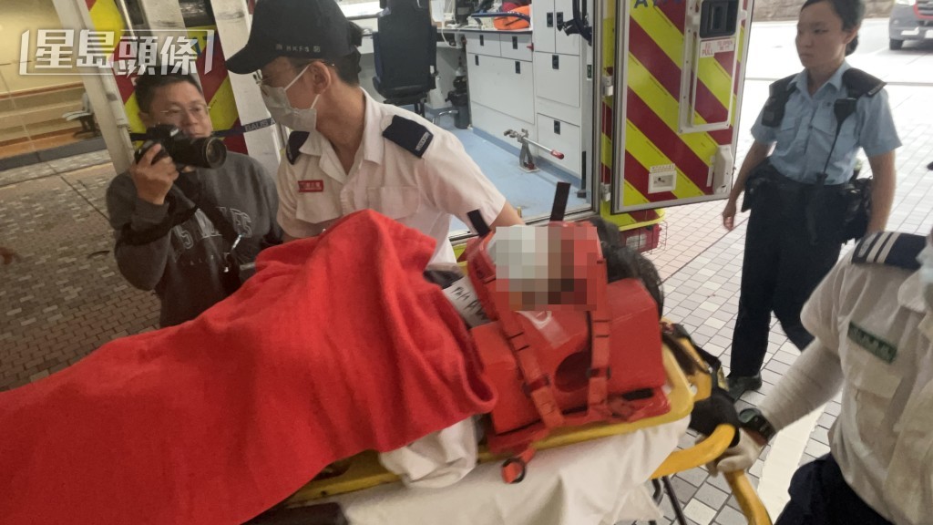 涉事女學生由救護員送院搶救。蔡楚輝攝 涉事女學生由救護員送院搶救。蔡楚輝攝