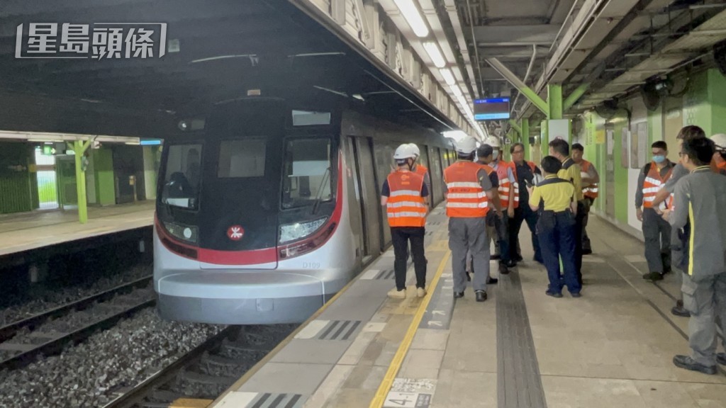 粉嶺站有人墮軌,遭列車撞到。楊偉亨攝 粉嶺站有人墮軌,遭列車撞到。楊偉亨攝