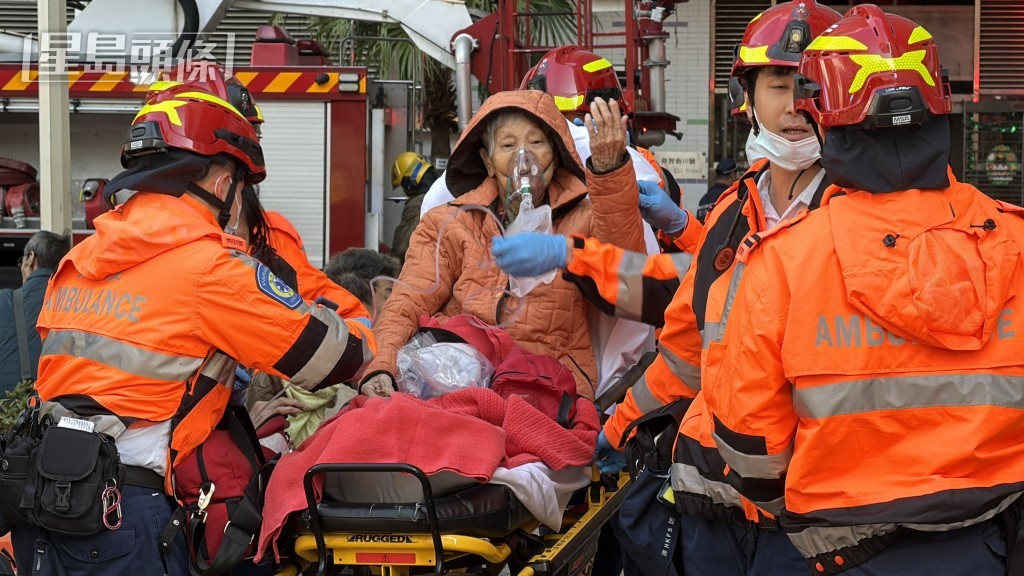 女住戶由救護車送院。 女住戶由救護車送院。