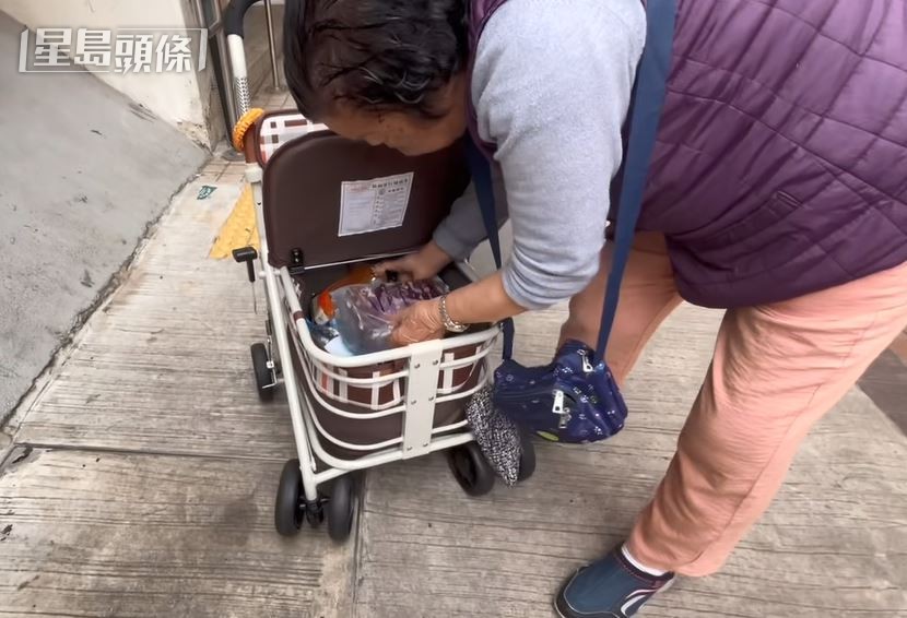 居民邱婆婆入住梁显利油麻地社区中心度过一宵，带备了面包等。林思明摄