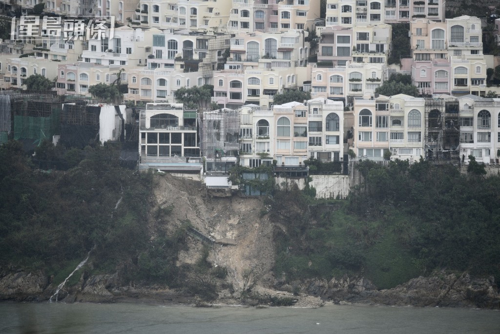 世紀暴雨令多區山泥傾瀉,港島大潭豪宅屋苑紅山半島,當中72號洋房臨海方向部分政府斜坡山泥傾瀉,當局又發現最少兩間獨立屋有僭建物。伍明輝攝 世紀暴雨令多區山泥傾瀉,港島大潭豪宅屋苑紅山半島,當中72號洋房臨海方向部分政府斜坡山泥傾瀉,當局又發現最少兩間獨立屋有僭建物。伍明輝攝