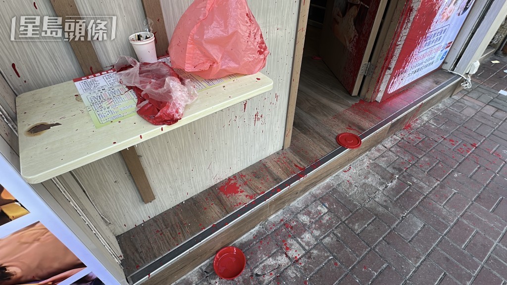 現場遺下盛載過紅油的紙杯和膠袋。