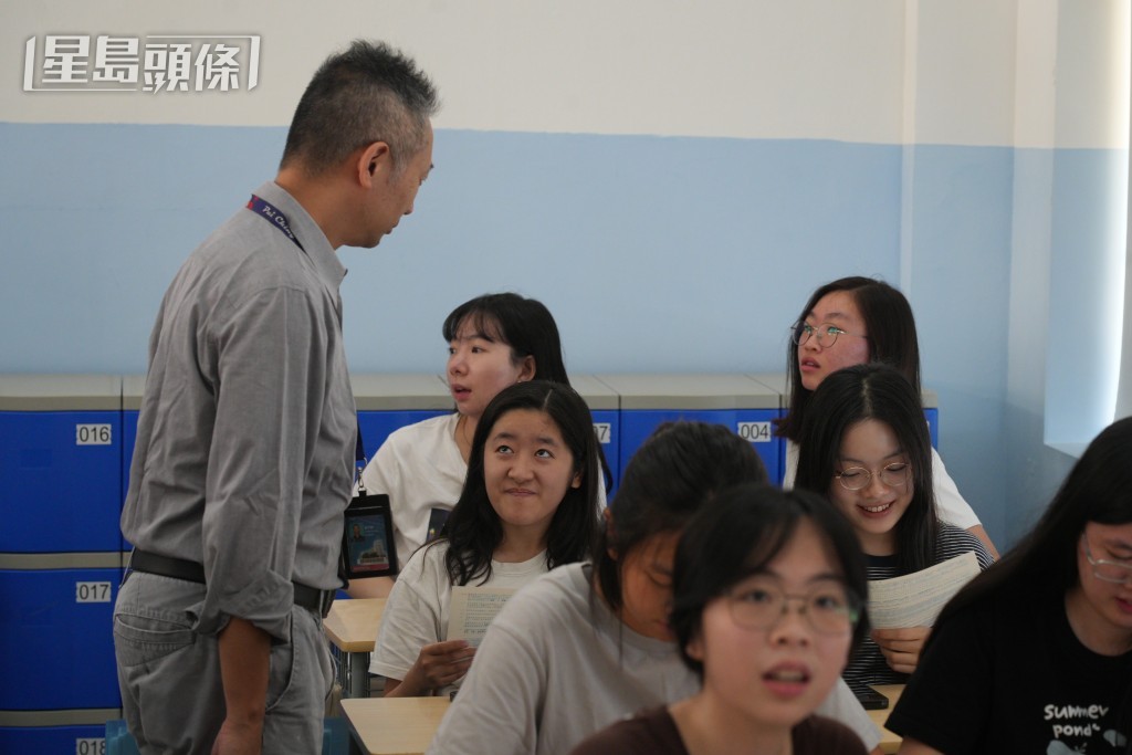 中學文憑試DSE今日(17日)放榜,考生回校領取成績單。歐樂年攝 中學文憑試DSE今日(17日)放榜,考生回校領取成績單。歐樂年攝
