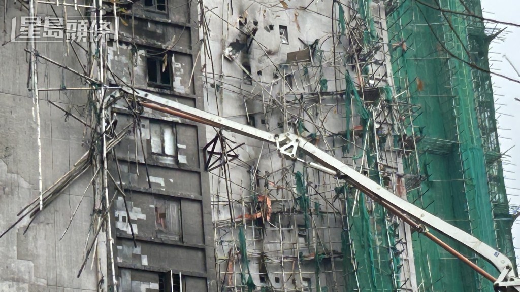 石屎泵車在宏昌閣外,輸送混凝土至個別單位進行鞏固工程。 石屎泵車在宏昌閣外,輸送混凝土至個別單位進行鞏固工程。