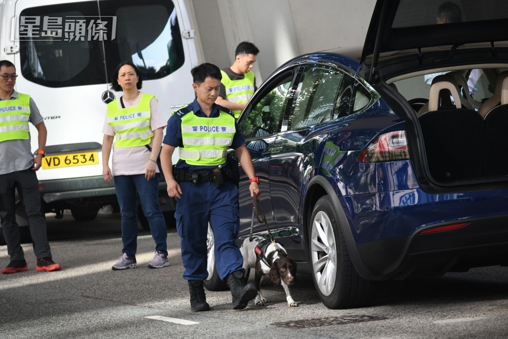 警方在法庭严阵以待。何健勇摄