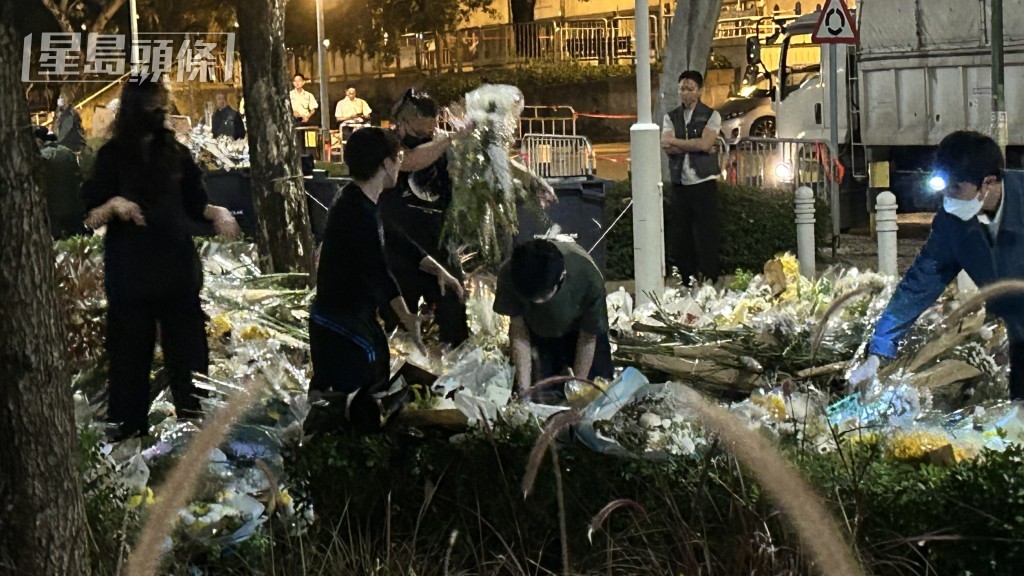 義工將鮮花暫時放置在一旁待清理。 義工將鮮花暫時放置在一旁待清理。