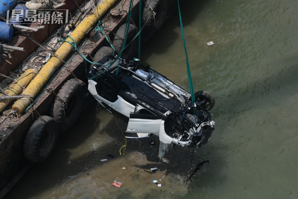 私家車被吊起時車底朝天，左前輪及右尾轆均飛脫。