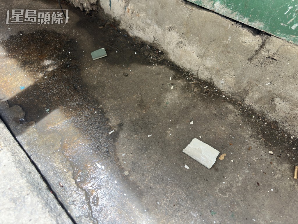 墮地的瓦仔碎開，現場地上還有其他瓦礫。