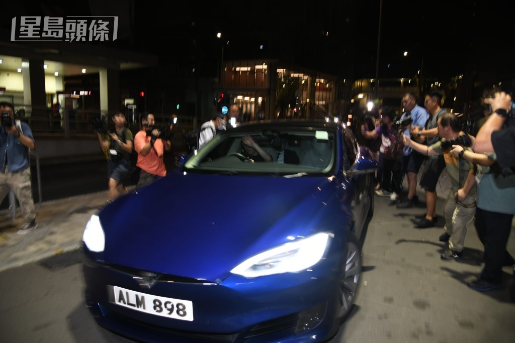 莊思敏駕車離去。黎志偉攝 莊思敏駕車離去。黎志偉攝