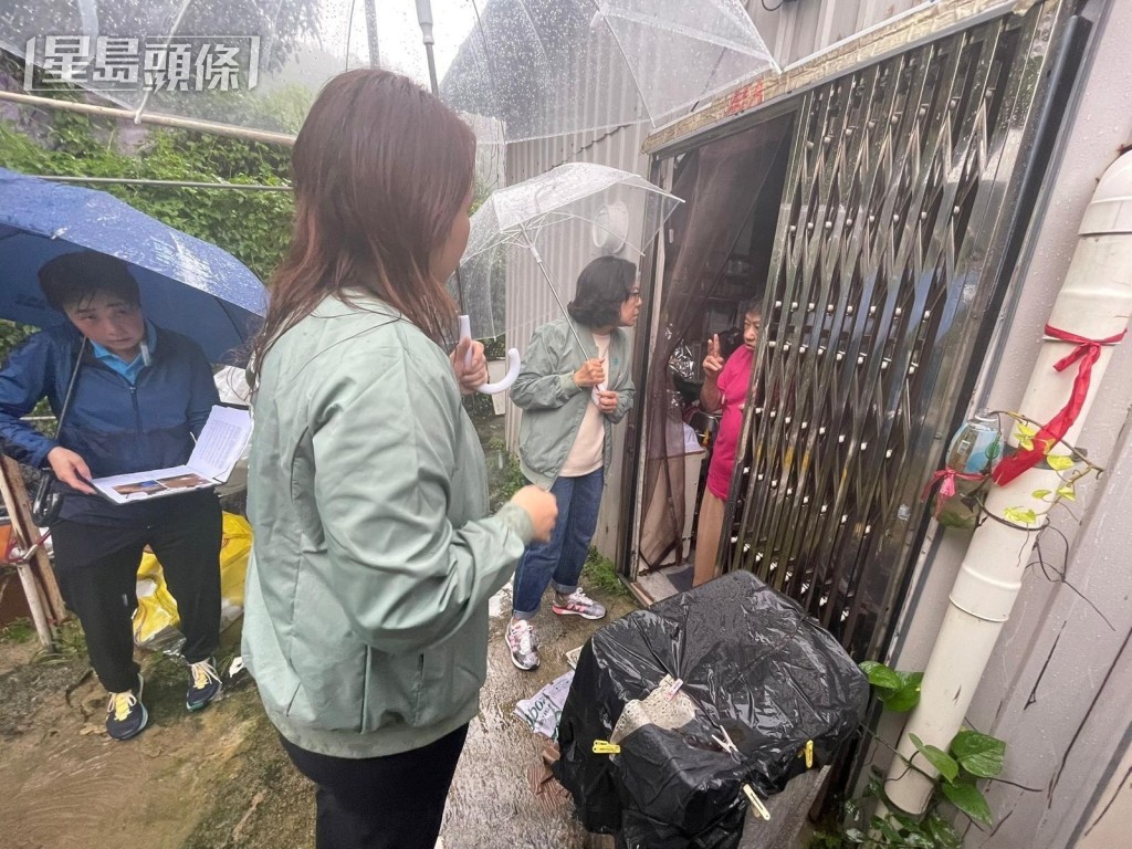 麥美娟早前率領民青團隊到受水浸影響的九華徑村視察。資料圖片 麥美娟早前率領民青團隊到受水浸影響的九華徑村視察。資料圖片