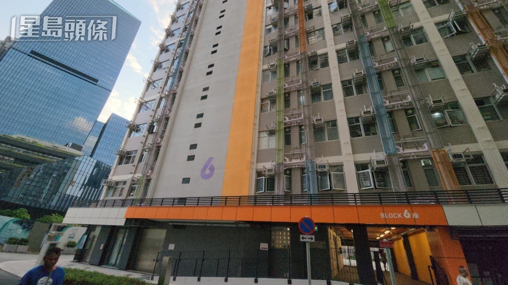 一名1歲大女嬰在世運道20號簡約公屋6座一單位昏迷,送院死亡。黎志偉攝 一名1歲大女嬰在世運道20號簡約公屋6座一單位昏迷,送院死亡。黎志偉攝