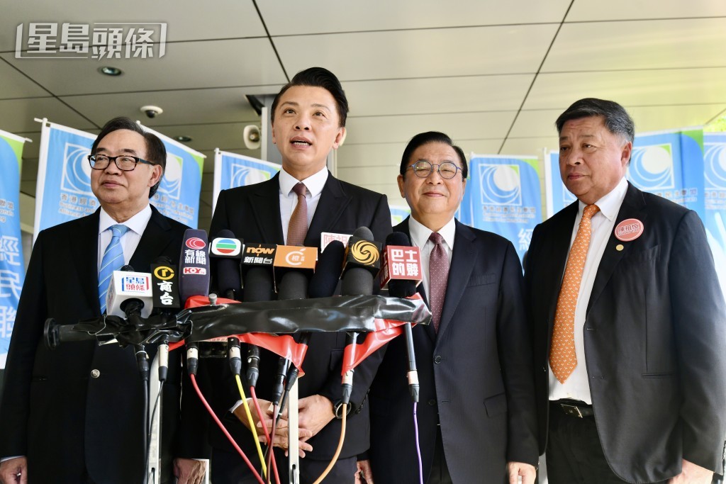 陳祖恒到政府總部遞交表報名參選。 陳祖恒到政府總部遞交表報名參選。