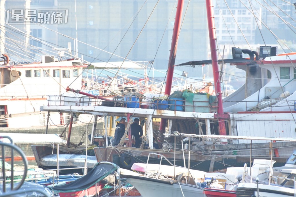 警員登船調查。楊偉亨攝 警員登船調查。楊偉亨攝