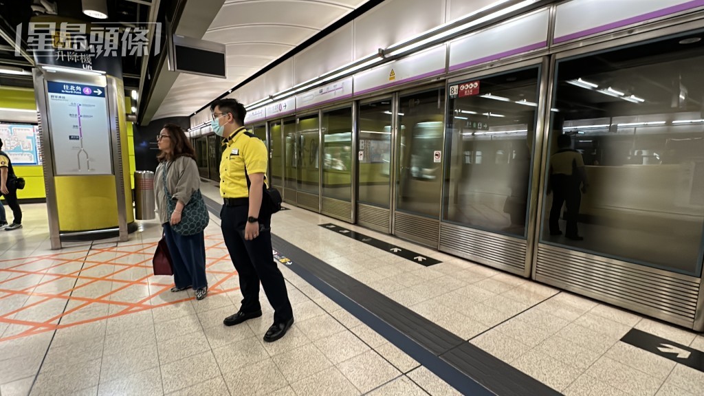 調景嶺站月台僅小量乘客候車。劉漢權攝