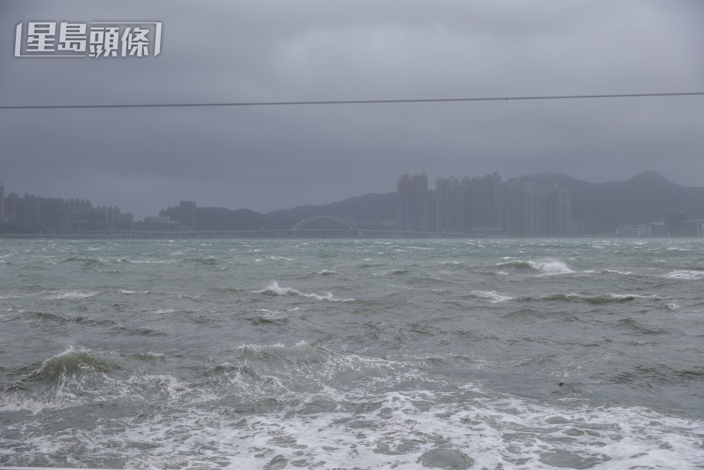杏花村對出海面湧現白頭浪。何家豪攝