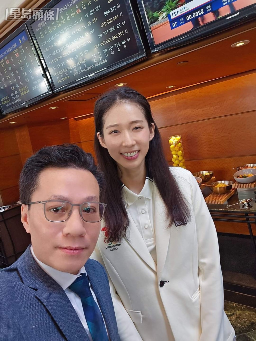 譚健業與女子重劍金牌江旻憓合照留念。 譚健業與女子重劍金牌江旻憓合照留念。