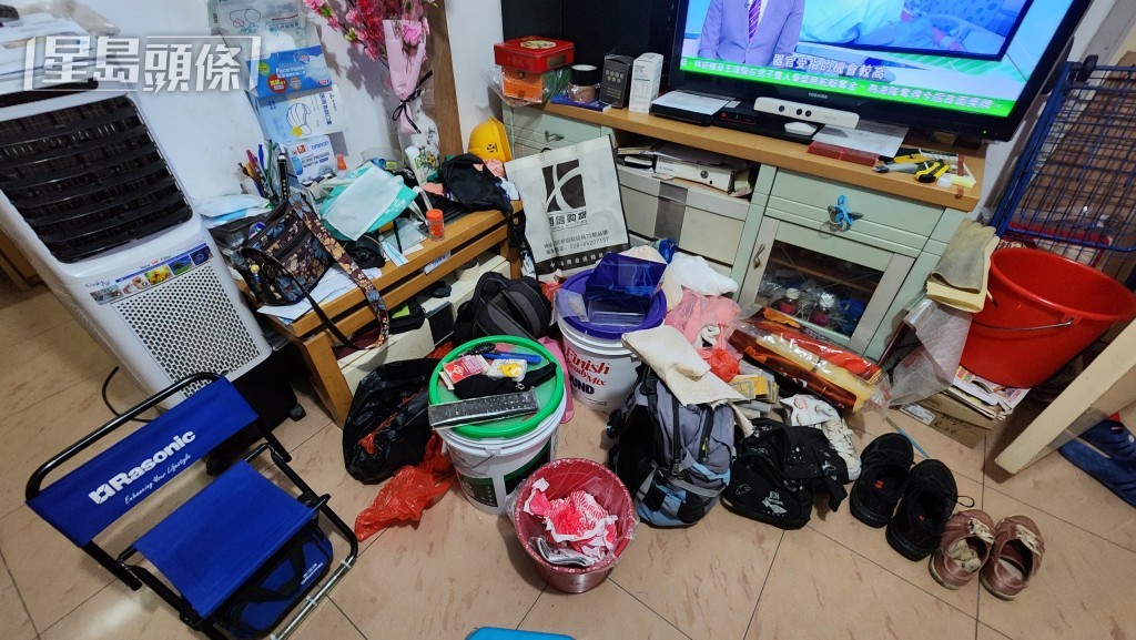郭妻指平日丈夫放工回家後,便會坐在藍色櫈仔睇電視。 郭妻指平日丈夫放工回家後,便會坐在藍色櫈仔睇電視。