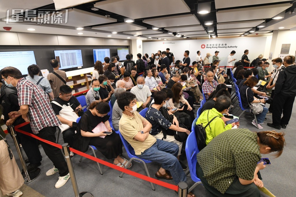 樂富房委會客戶服務中心現場人頭湧湧。何健勇攝 樂富房委會客戶服務中心現場人頭湧湧。何健勇攝