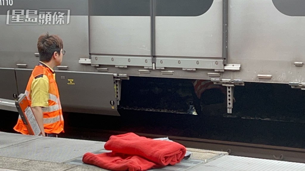 事主被困於列車車底。楊偉亨攝 事主被困於列車車底。楊偉亨攝