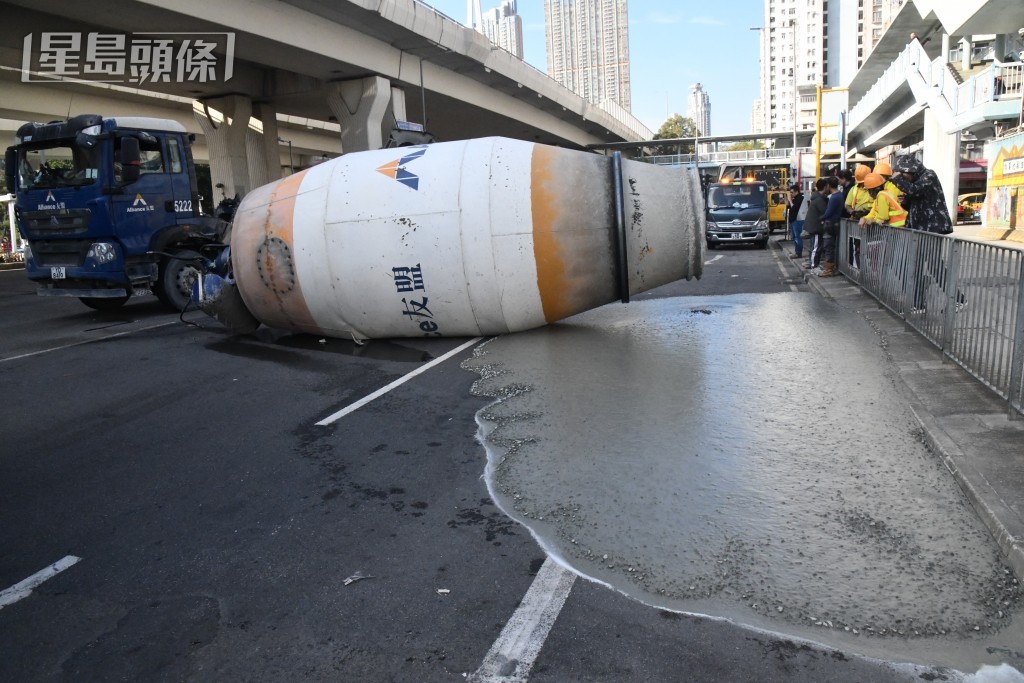 水泥瀉地。