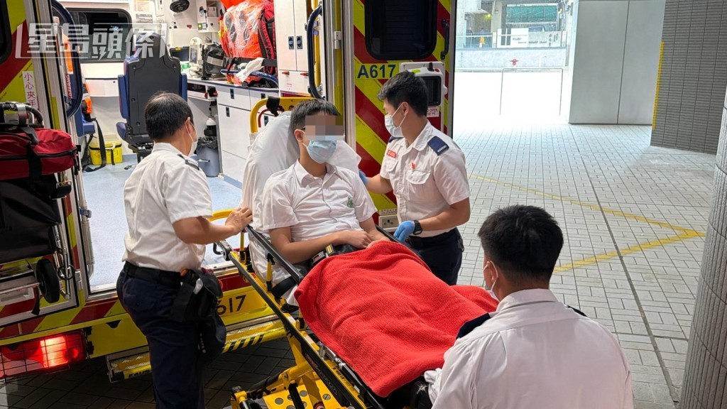 男學生被車撞倒，腳部受傷由救護車送院。梁國峰攝
