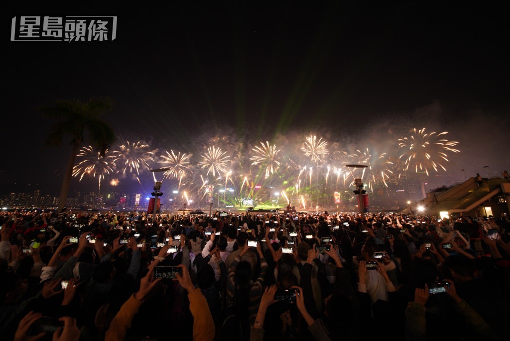 2024年除夕煙花。歐樂年攝 2024年除夕煙花。歐樂年攝