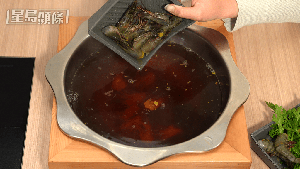 實測過將十多隻蝦頭加入昆布湯,湯底多了一份清甜跟鮮蝦味,但十分費功失。 實測過將十多隻蝦頭加入昆布湯,湯底多了一份清甜跟鮮蝦味,但十分費功失。