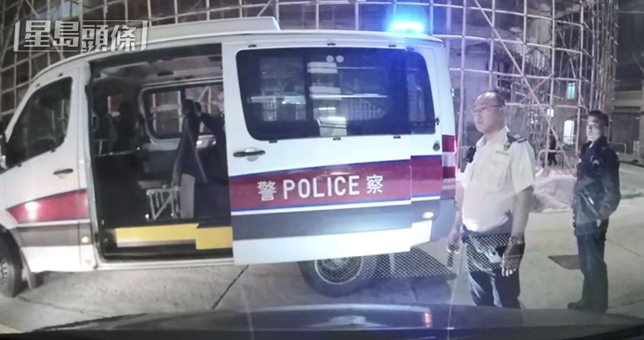 一輛側門打開的警車駛在可疑私家車前，停在路中。車Cam片段截圖