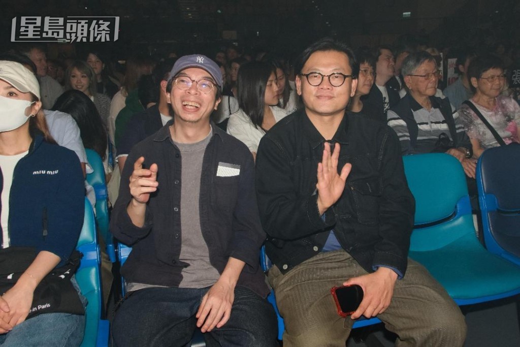楊偉倫、白只結伴睇騷。